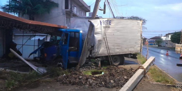 Motorista e passageiro desaparecem após caminhão colidir contra muro e poste no Cajuru