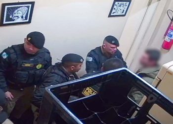 Em suposta briga no banheiro de bar, policial civil de folga atira em cliente no Centro de Curitiba