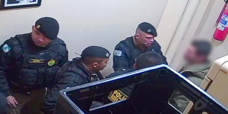 Em suposta briga no banheiro de bar, policial civil de folga atira em cliente no Centro de Curitiba