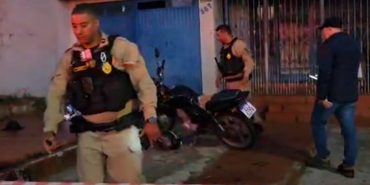 Homem e mulher são mortos a tiros em frente a bar