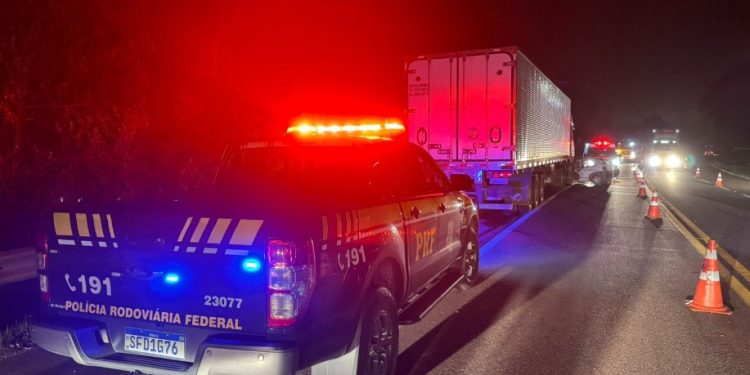 Colisão frontal deixa motorista morto na BR-476, em Contenda