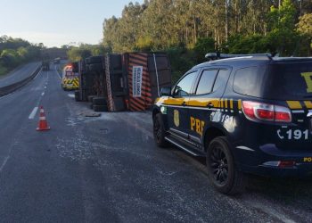Carreta carregada com 48 toneladas de ureia tomba na BR-376