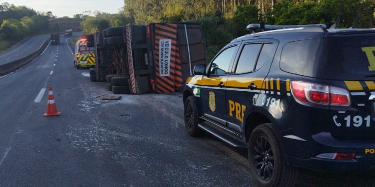 Carreta carregada com 48 toneladas de ureia tomba na BR-376
