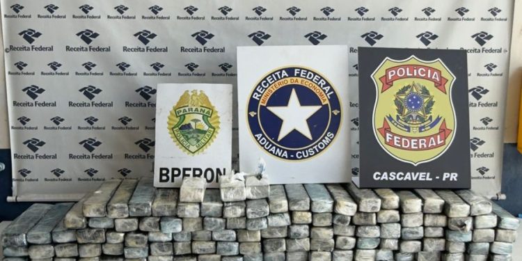 BPFRON, PF e Receita Federal apreendem 83,5 kg de maconha em veículo com compartimento falso em Toledo