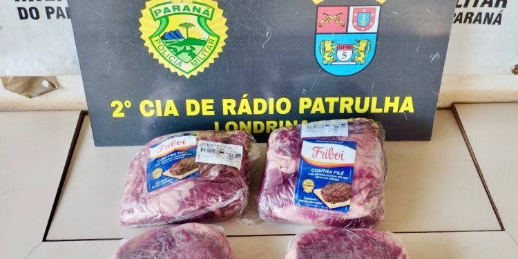 Homem é preso após tentar furtar carnes de supermercado
