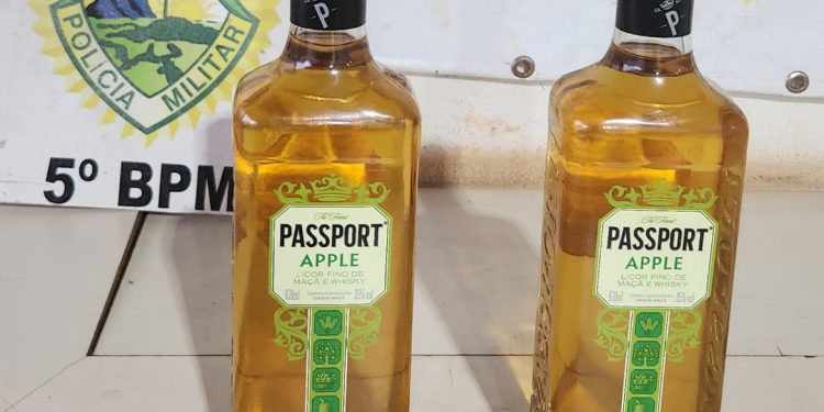 Homem é preso após furtar whisky de supermercado e tentar esconder produtos em matagal