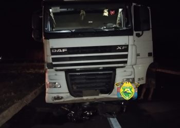 Mulher perde a vida em batida transversal entre moto e caminhão na PR-862