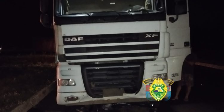 Mulher perde a vida em batida transversal entre moto e caminhão na PR-862