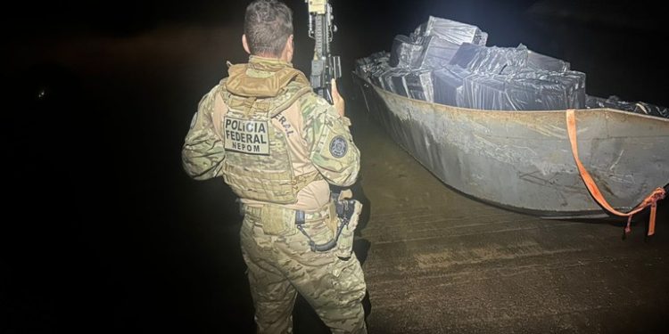 PF, PC e PM apreendem embarcação com cigarros contrabandeados no Lago Itaipu no Paraná