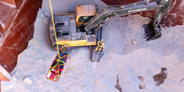 Porto de Paranaguá realiza simulação inédita de resgate em porão de navio