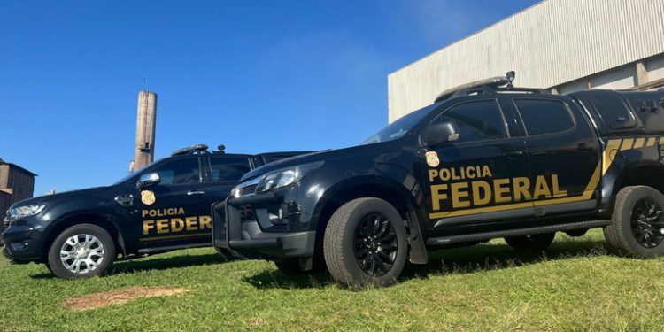 PF, PM/PR e Receita Federal apreendem veículo com produtos contrabandeados