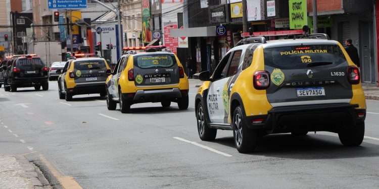 Homem suspeito de série de roubos a comércios é preso pela PMPR em Curitiba