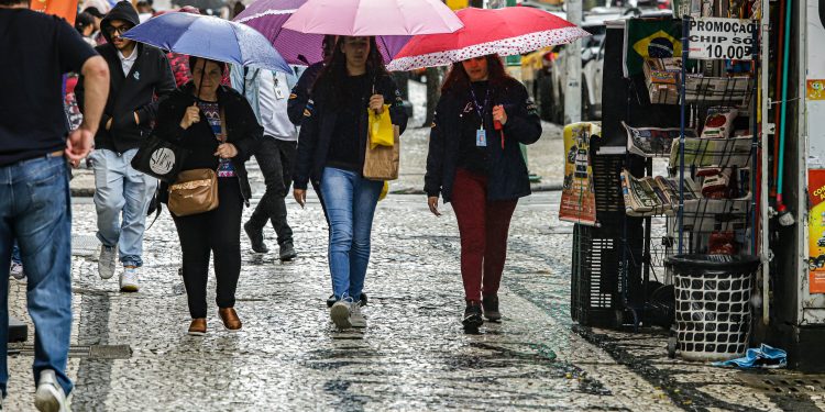 Chuva e queda de temperatura: chegada de frente fria muda o tempo na metade Sul do Paraná