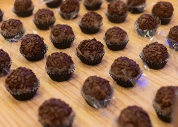 Shopping Curitiba celebra 29 anos com distribuição de brigadeiros aos clientes