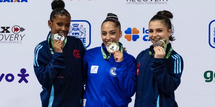 Paranaense Júlia Soares leva ouro no solo Brasileiro de Ginástica Artística