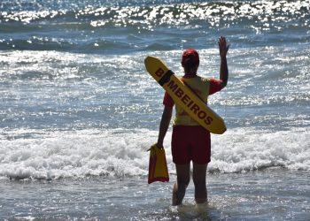Bombeiros orientam mais de mil banhistas em “ensaio” do verão e reforçam ações no Litoral