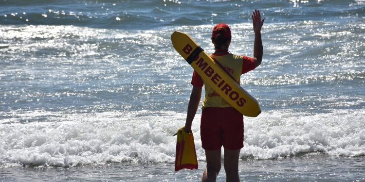 Bombeiros orientam mais de mil banhistas em “ensaio” do verão e reforçam ações no Litoral