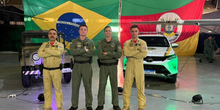 Militares do Paraná recebem medalhas por salvamentos no Rio Grande do Sul em 2024