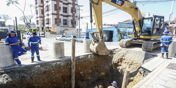 Prefeitura atua emergencialmente para conter erosão de grande porte no Capão Raso