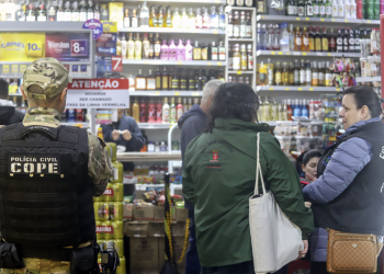 Fiscalização identifica bebidas com indícios de falsificação e alteração nos conteúdos