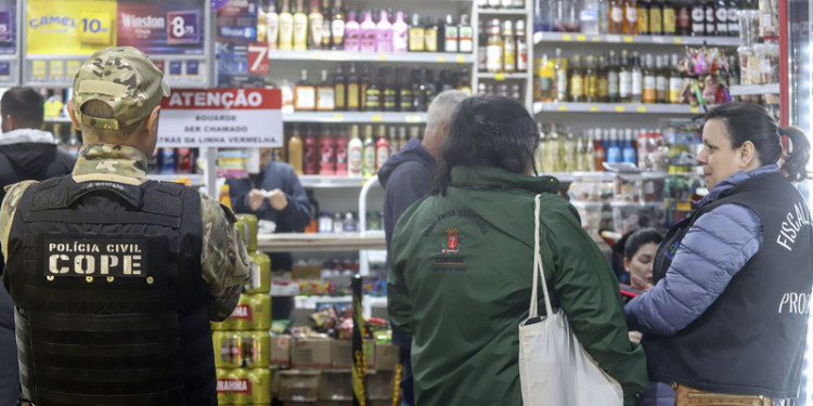 Fiscalização identifica bebidas com indícios de falsificação e alteração nos conteúdos