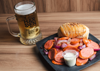 Oktoberfest do Mercado Municipal começa nesta quinta-feira com cardápio especial inspirado na culinária alemã