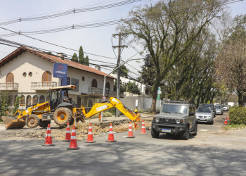 Obras de pavimentação em cruzamento de ruas altera o trânsito no bairro Mercês