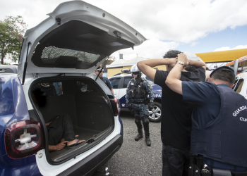 Trinta e sete menores são apreendidos e oito adultos presos durante operação de combate aos fura-catraca