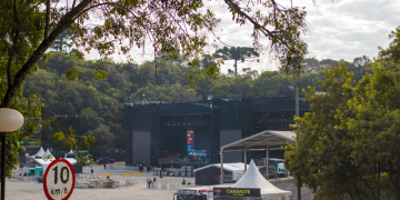 Show da banda Guns N’ Roses, na Pedreira Paulo Leminski, terá ônibus de graça na volta