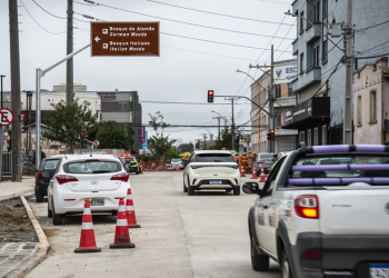 Cruzamento da Rosa Saporski com Manoel Ribas é liberado para o trânsito e melhora fluxo nas Mercês