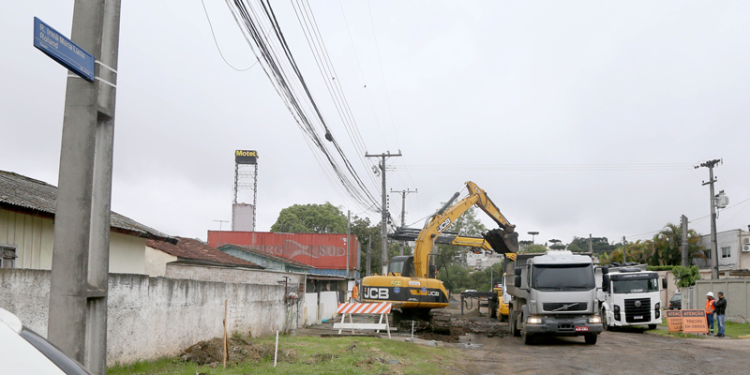 Obras de drenagem do Novo Inter 2 causam alteração no trânsito no Hauer