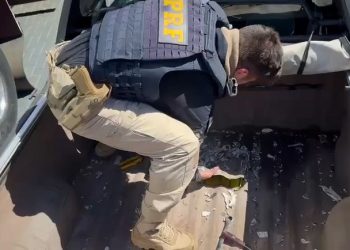 PRF apreende mais de 40 quilos de drogas em fundo falso de veículo em Cambé (PR)