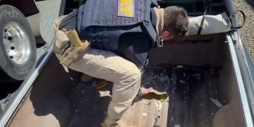 PRF apreende mais de 40 quilos de drogas em fundo falso de veículo em Cambé (PR)