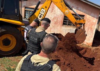 Investigação da PCPR leva a fuzil enterrado no quintal de casa