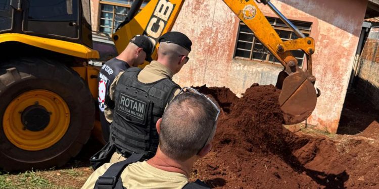 Investigação da PCPR leva a fuzil enterrado no quintal de casa