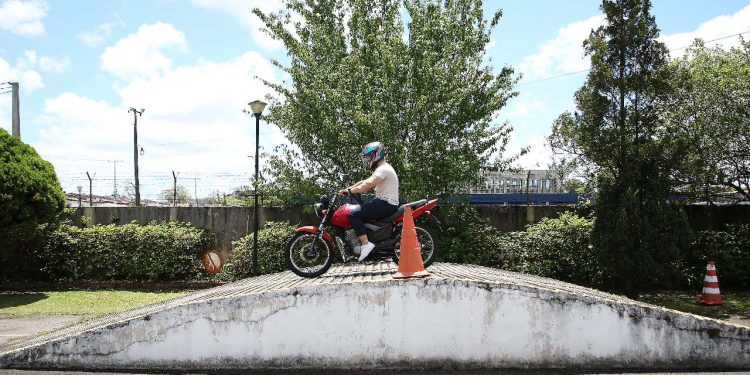 CNH para moto: exames práticos no Paraná não terão mais rampa como obstáculo