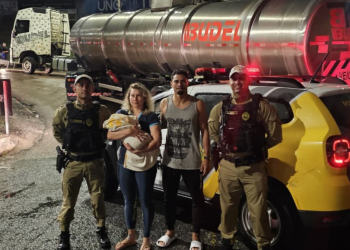 Polícia de Trânsito resgata bebê engasgado em meio a atendimento de ocorrência