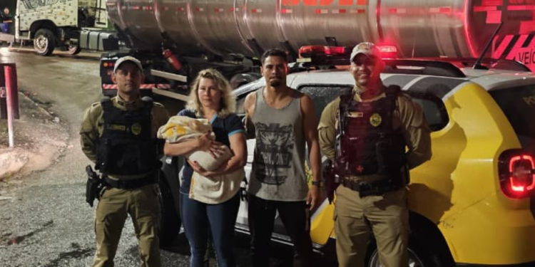 Polícia de Trânsito resgata bebê engasgado em meio a atendimento de ocorrência