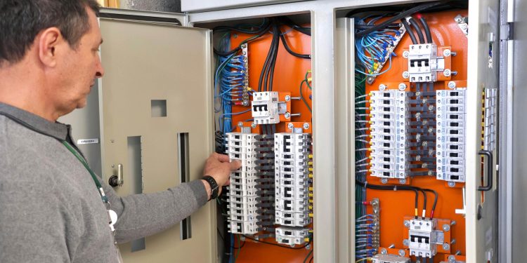 Corpo de Bombeiros alerta para riscos de choques elétricos e orienta sobre segurança