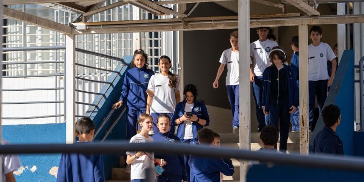 Com nova lei, escolas em tempo integral podem aderir ao modelo cívico-militar