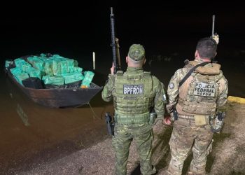 PF apreende embarcação carregada com 50 mil maços de cigarros