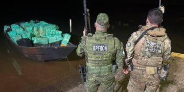 PF apreende embarcação carregada com 50 mil maços de cigarros