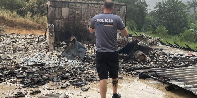 Polícia Científica aplica técnicas avançadas para rastrear origem em casos de incêndio