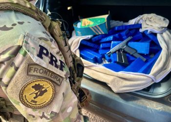 PRF apreende arma com “kit rajada” com traficantes na região de Cascavel (PR)