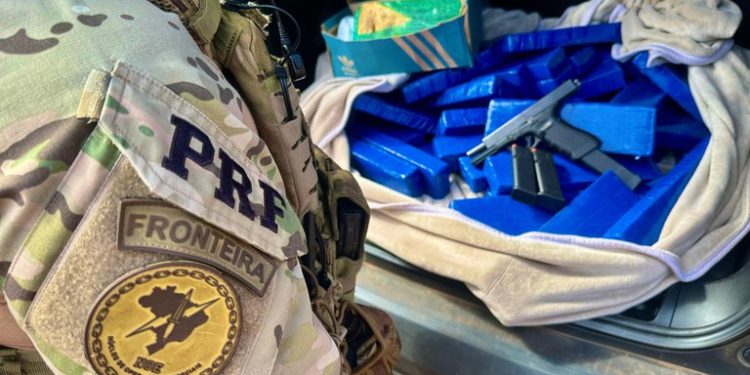 PRF apreende arma com “kit rajada” com traficantes na região de Cascavel (PR)