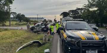 Grave acidente na BR-476 em Araucária deixa duas pessoas mortas e criança ferida é socorrida de helicóptero
