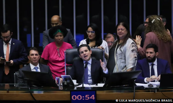 Câmara dos Deputados aprova licença menstrual de até 2 dias