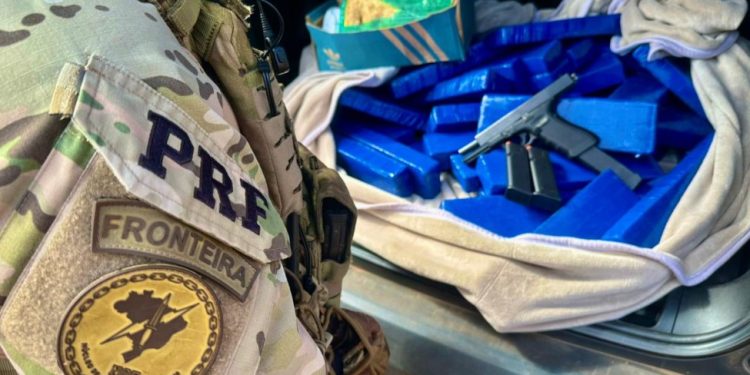 PRF prende dupla com carregamento de pasta base de cocaína, maconha e arma