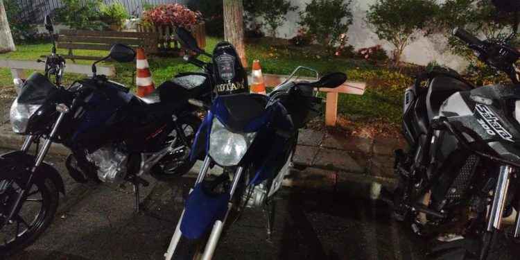 ROTAM e Rádio Patrulha recuperam três motos furtadas e prendem trio em Curitiba