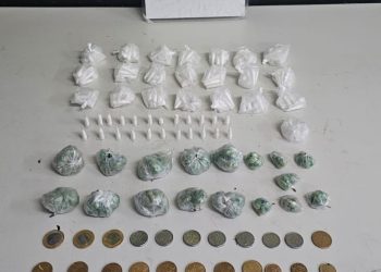 Indivíduo com sacola de drogas tenta fugir, mas acaba detido pela PM